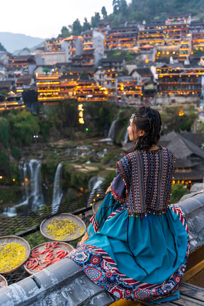 mujer observando un bello paisaje de la ciudad de lijiang china